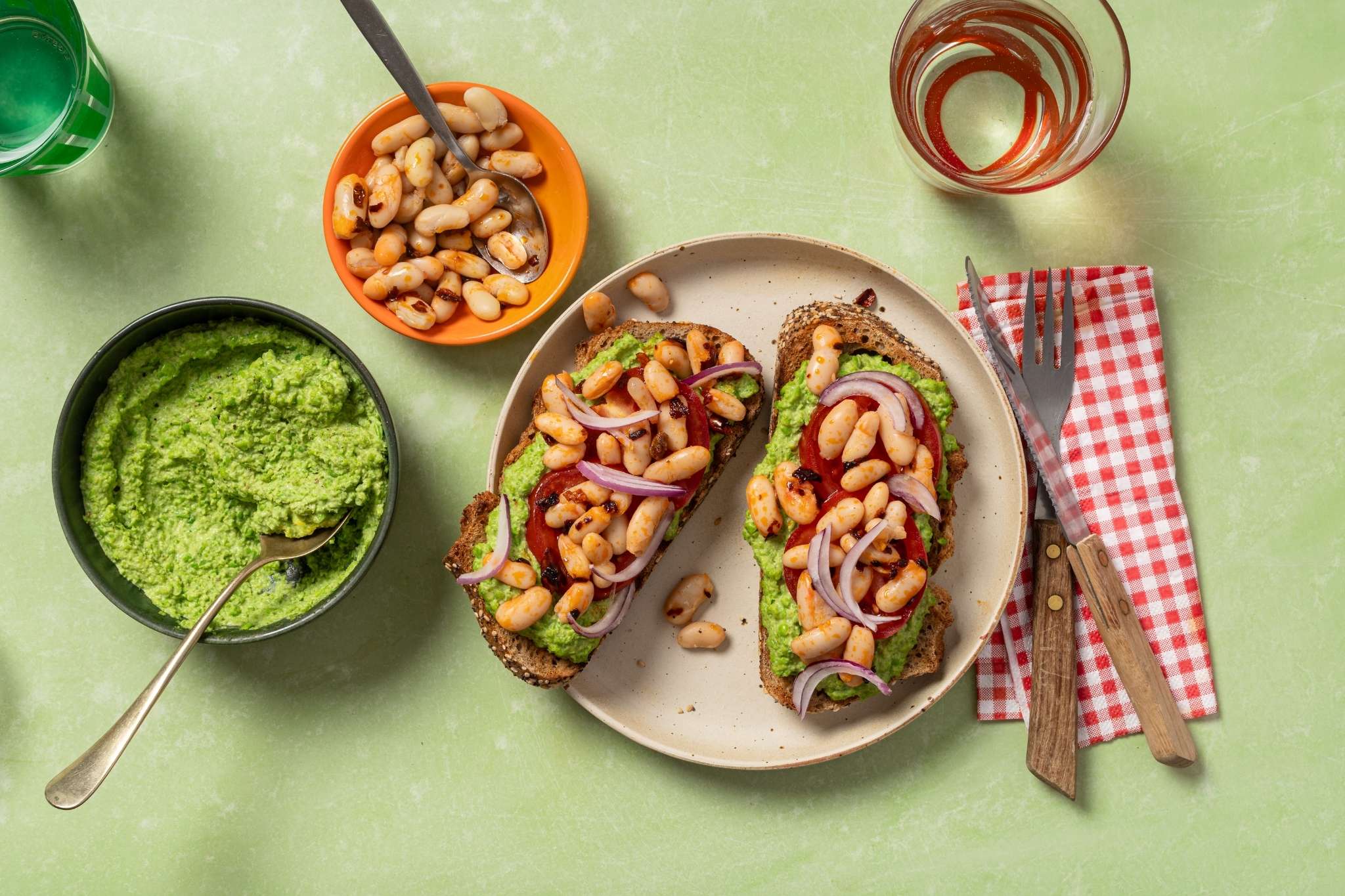 Toast Met Doperwtenspread En Cannellinibonen