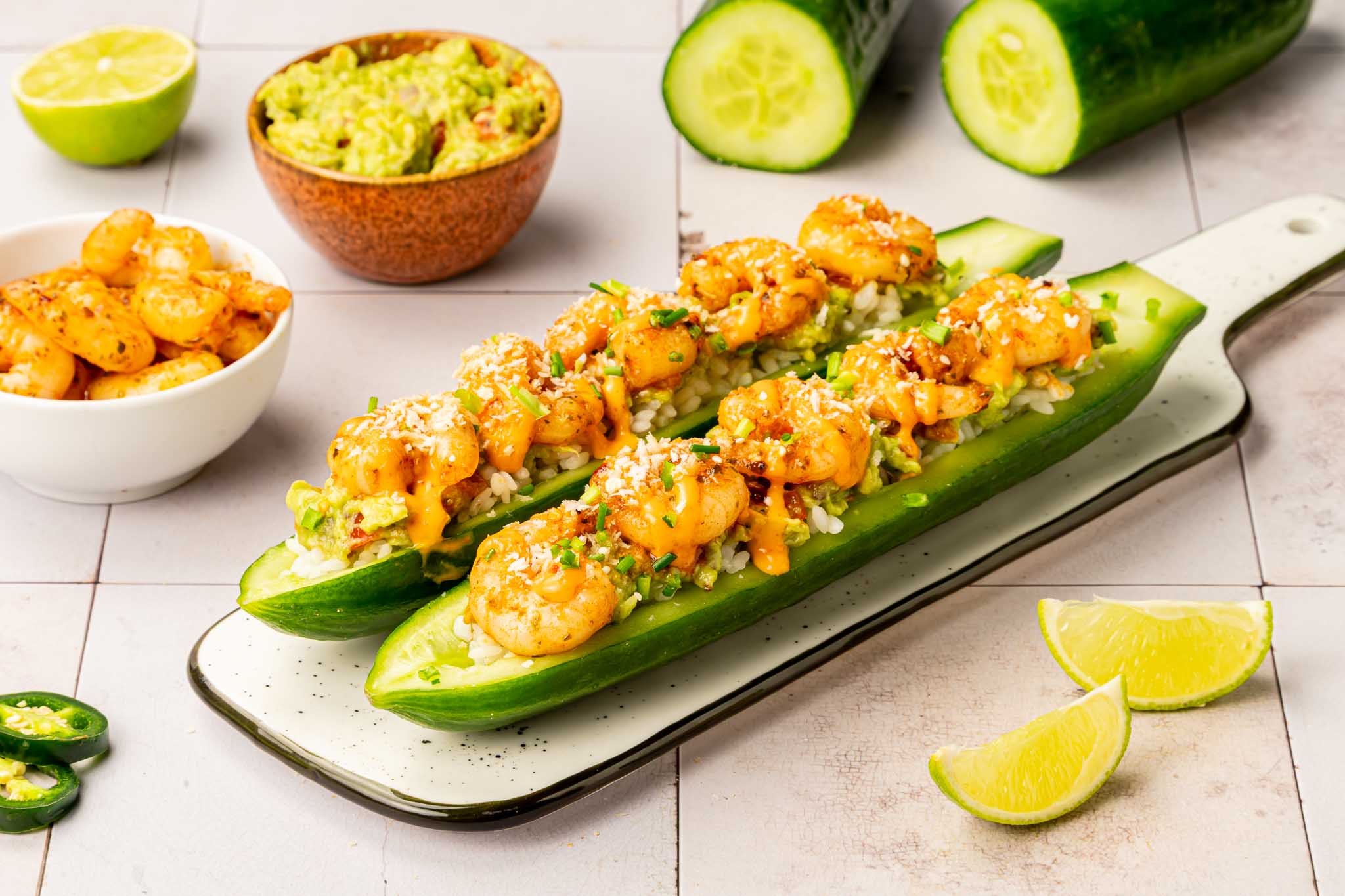 Recept loaded komkommer met hot honey garnalen