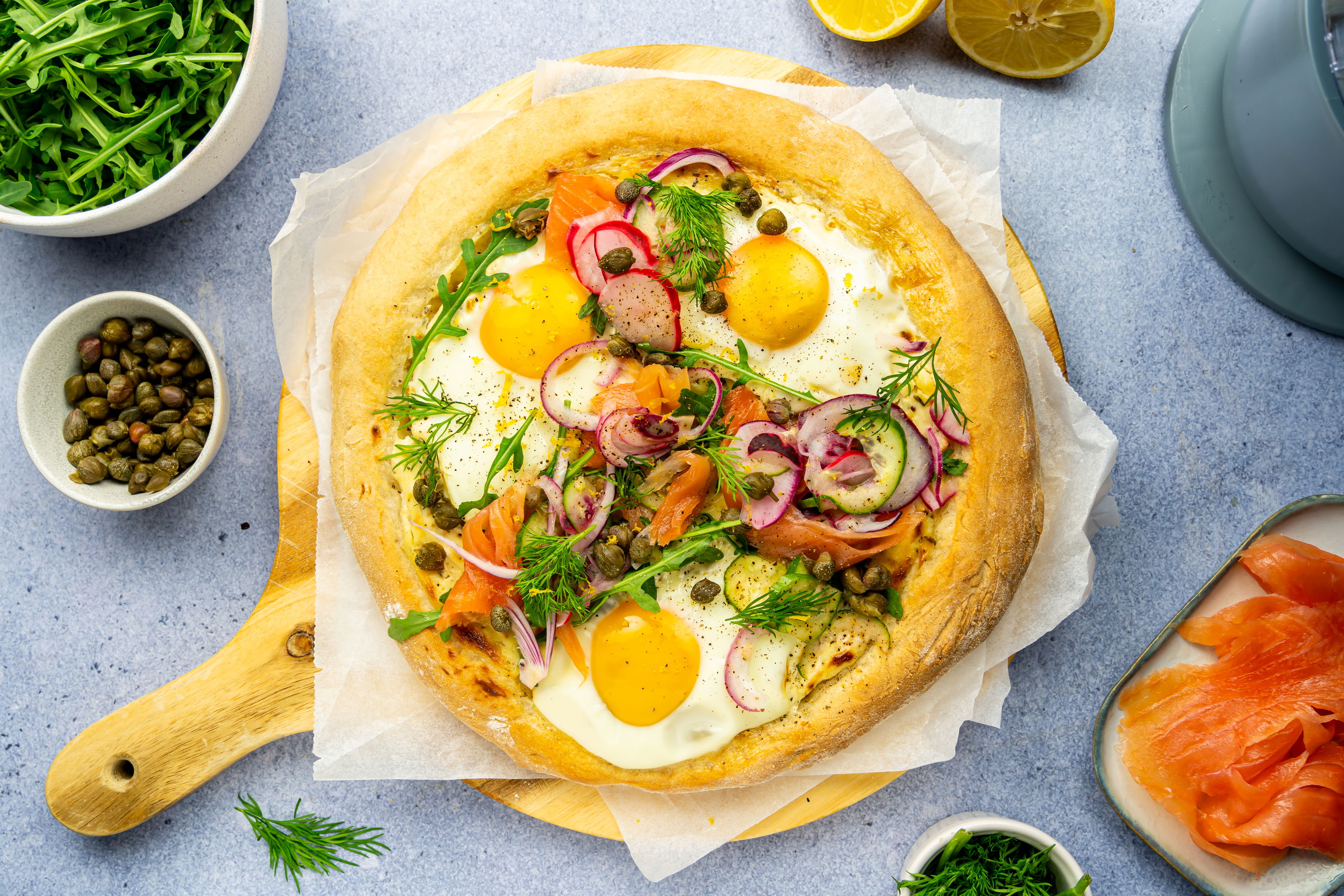 Recept pizza met gerookte zalm en ingelegde groenten