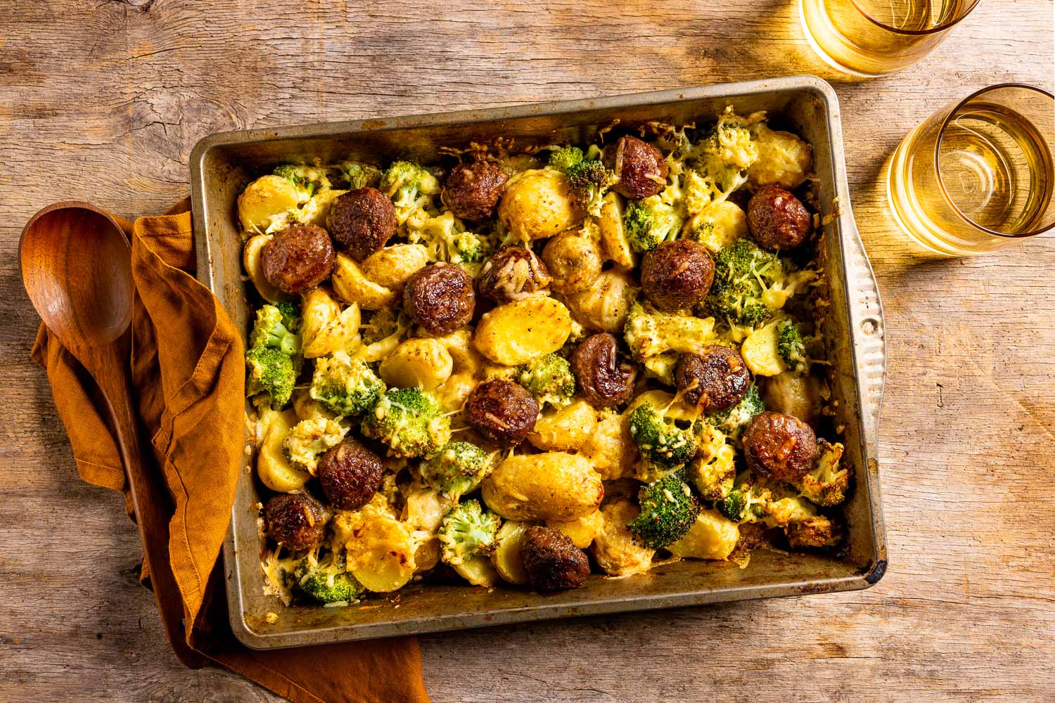 AVG traybake met aardappelen, gehaktballen en groenten