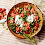 Orzosalade met burrata en balsamico-aardbeien