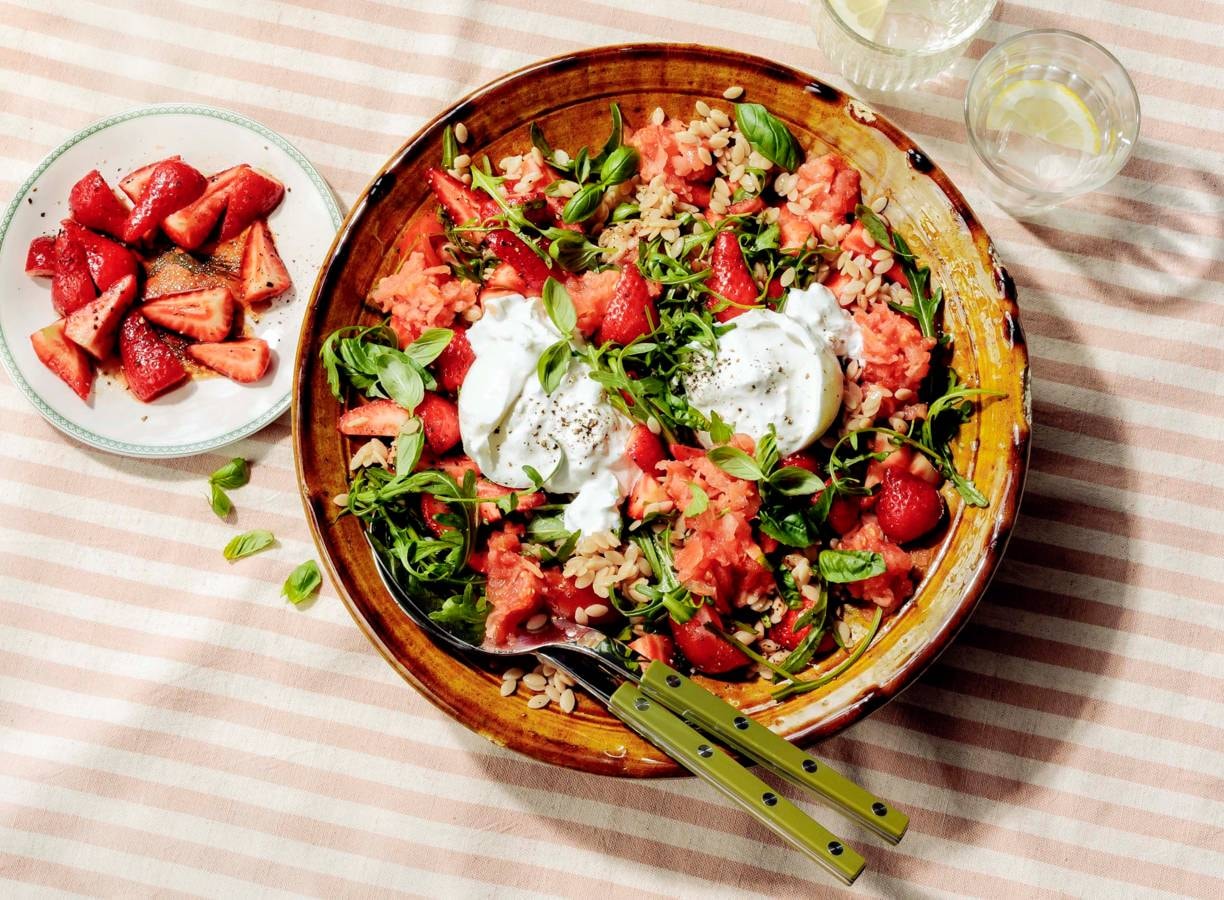 Orzosalade met burrata en balsamico-aardbeien in een schaal