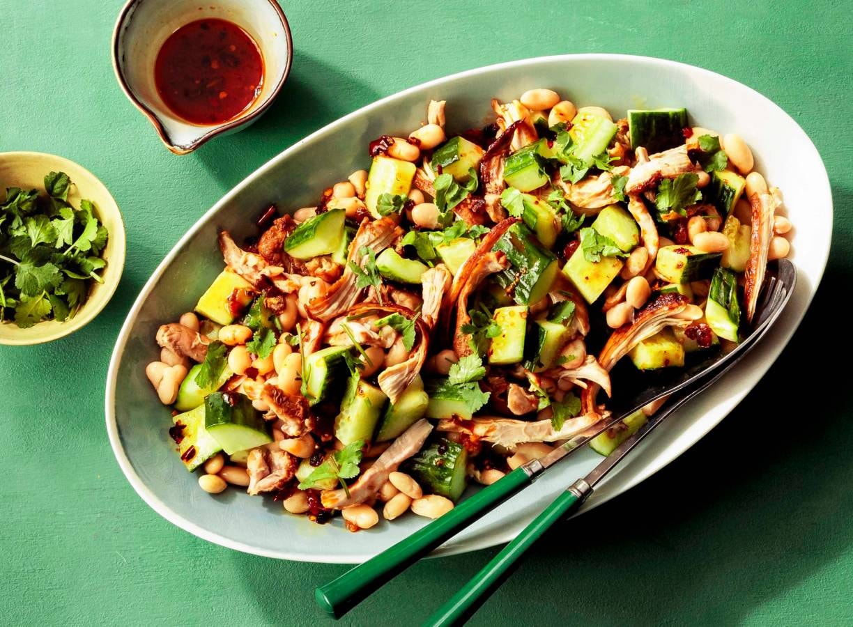 Spicy komkommersalade met kip en witte bonen in een schaal