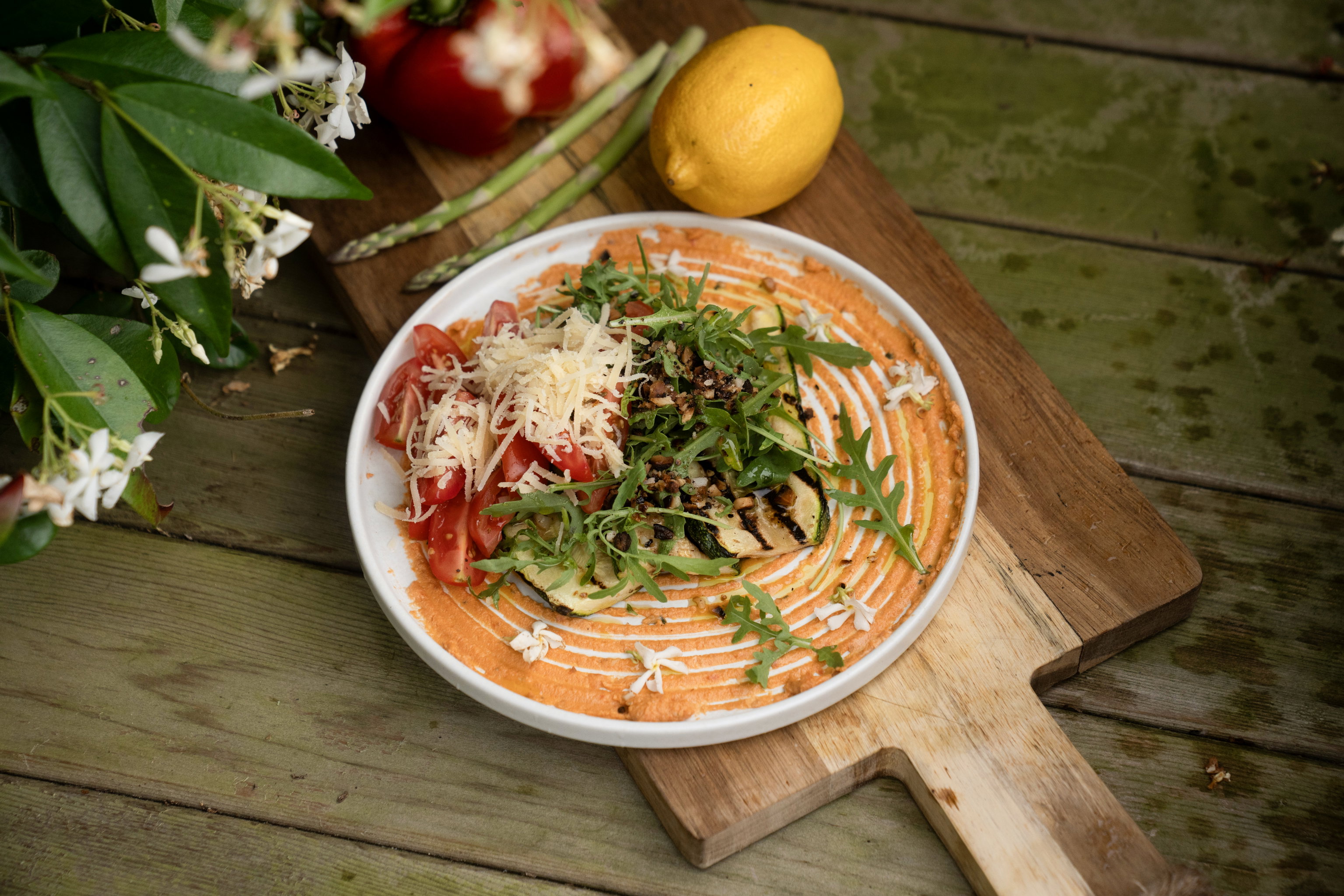 Courgette carpaccio met tomaat basilicumhoemoes, rucola, oude Beemster kaas en hazelnootcrunch.