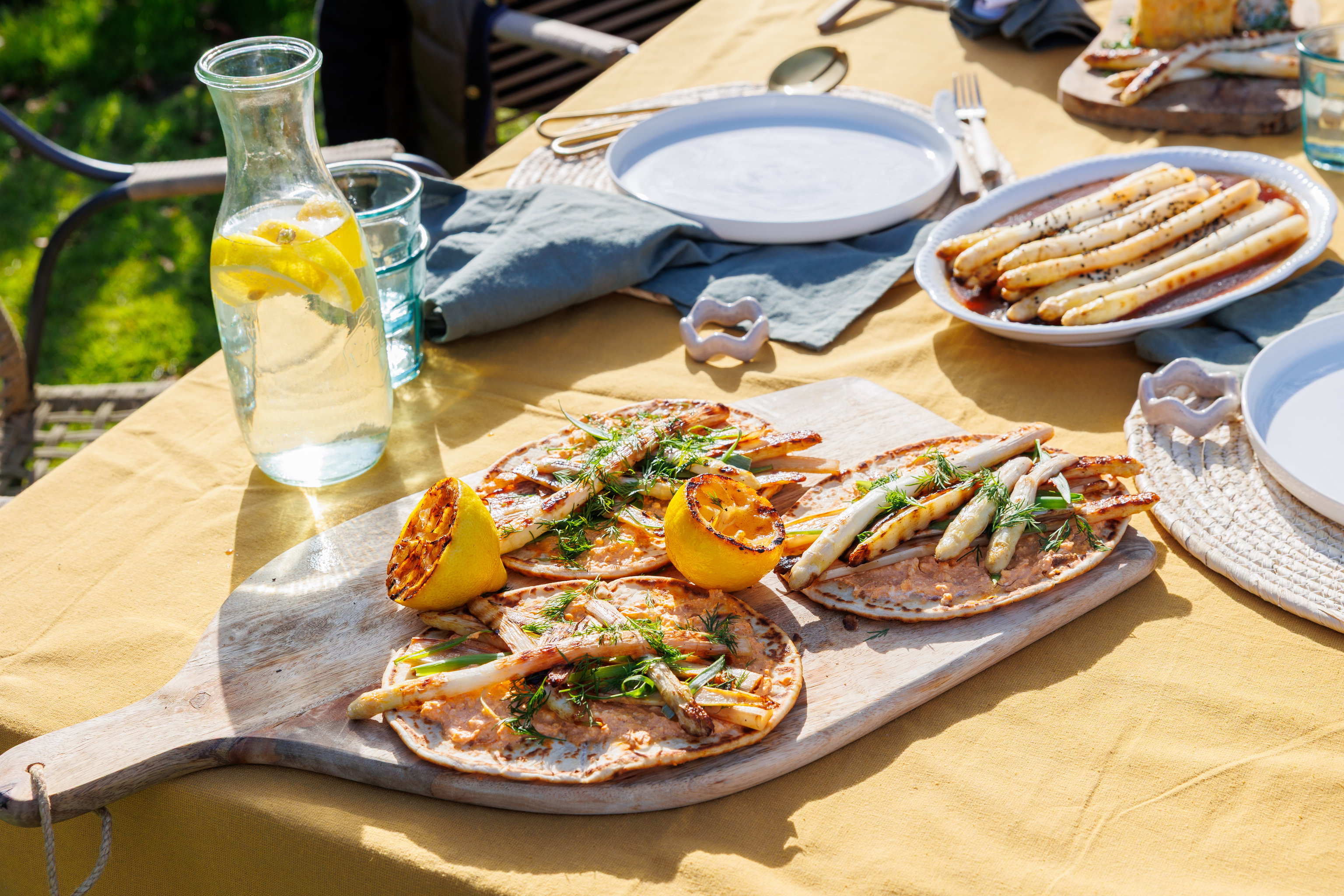 Zomerse asperges op een bord