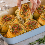 Cheesy knoflook rolls met crispy pancetta