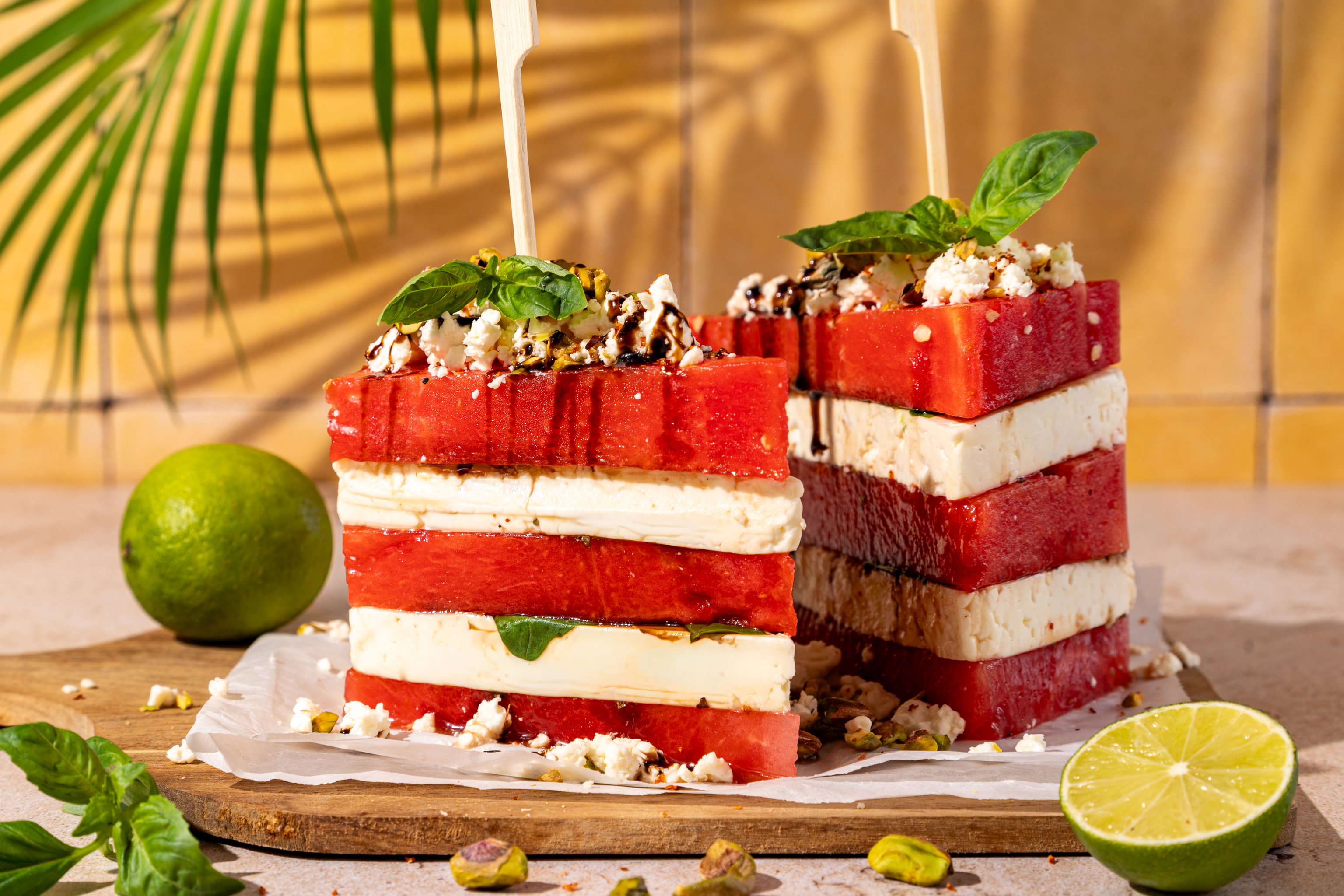Watermeloen sandwich gevuld met feta, basilicum, tajín, pistachenoten en crème di balsamico.