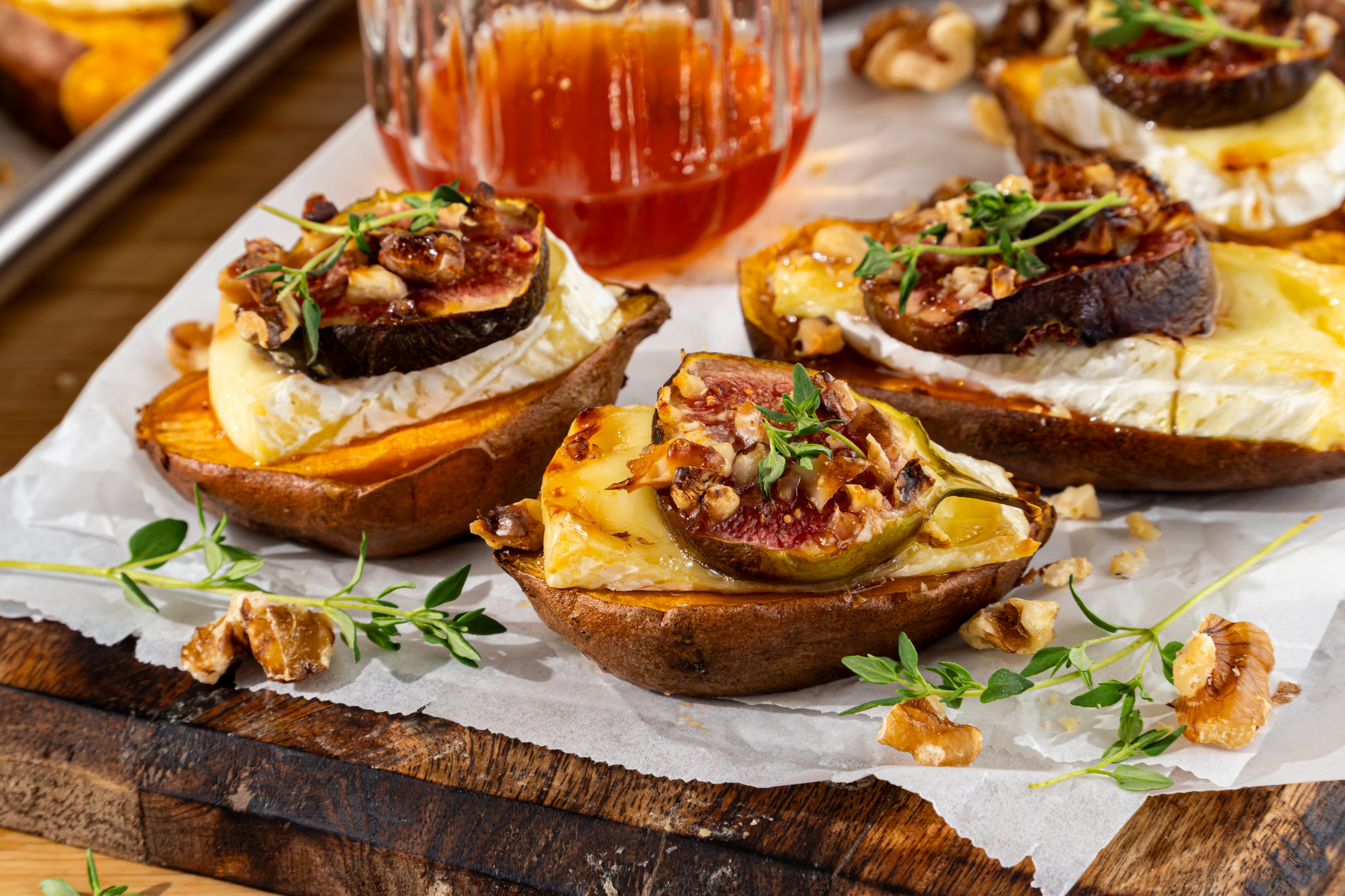 Geroosterde zoete aardappel bites met gesmolten brie, vijgen, walnoten en hot honey.