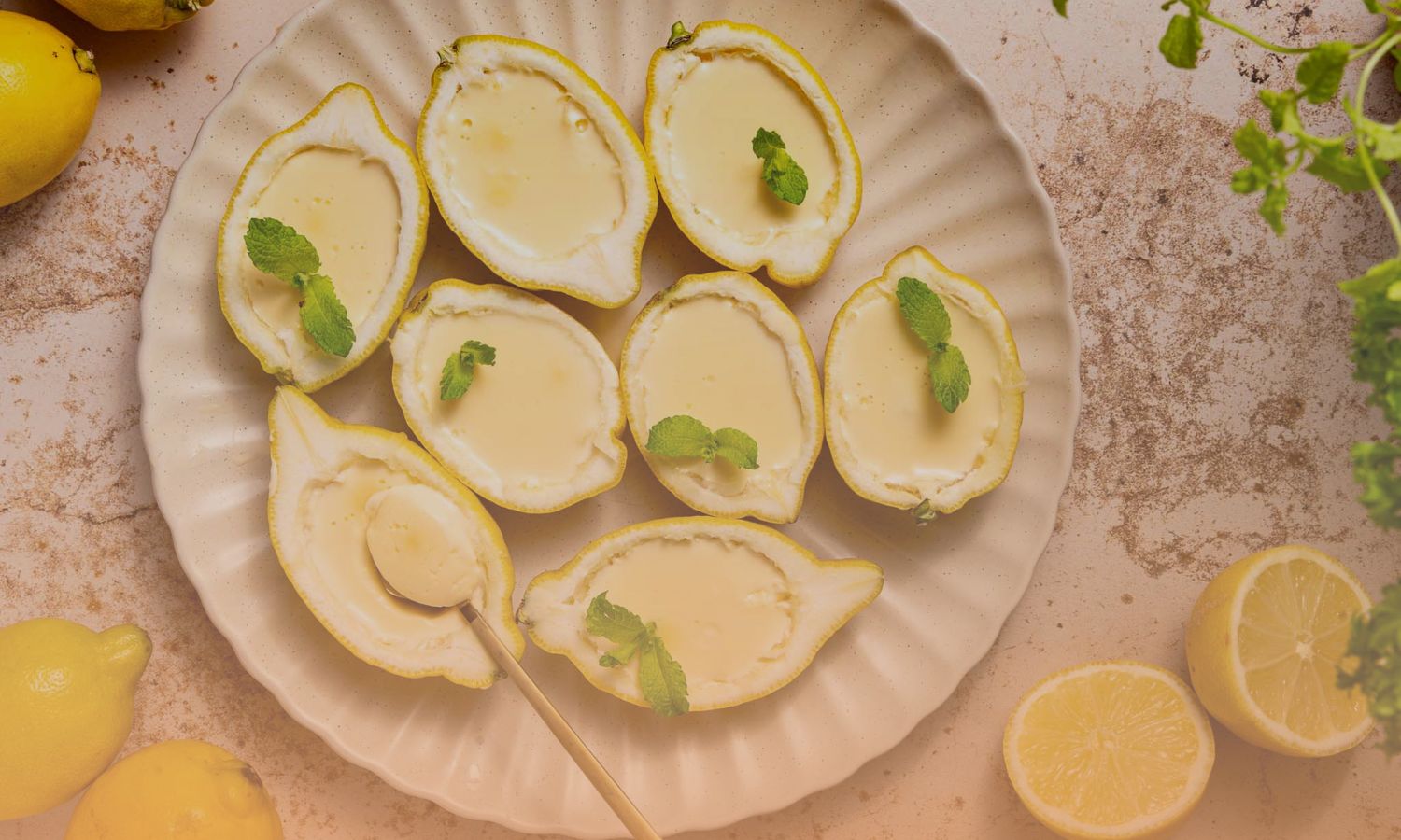 Schaal met lemon possets ijs en citroenen