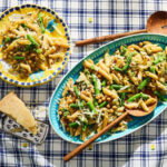 Pastasalade met pesto, kikkererwten en sperziebonen