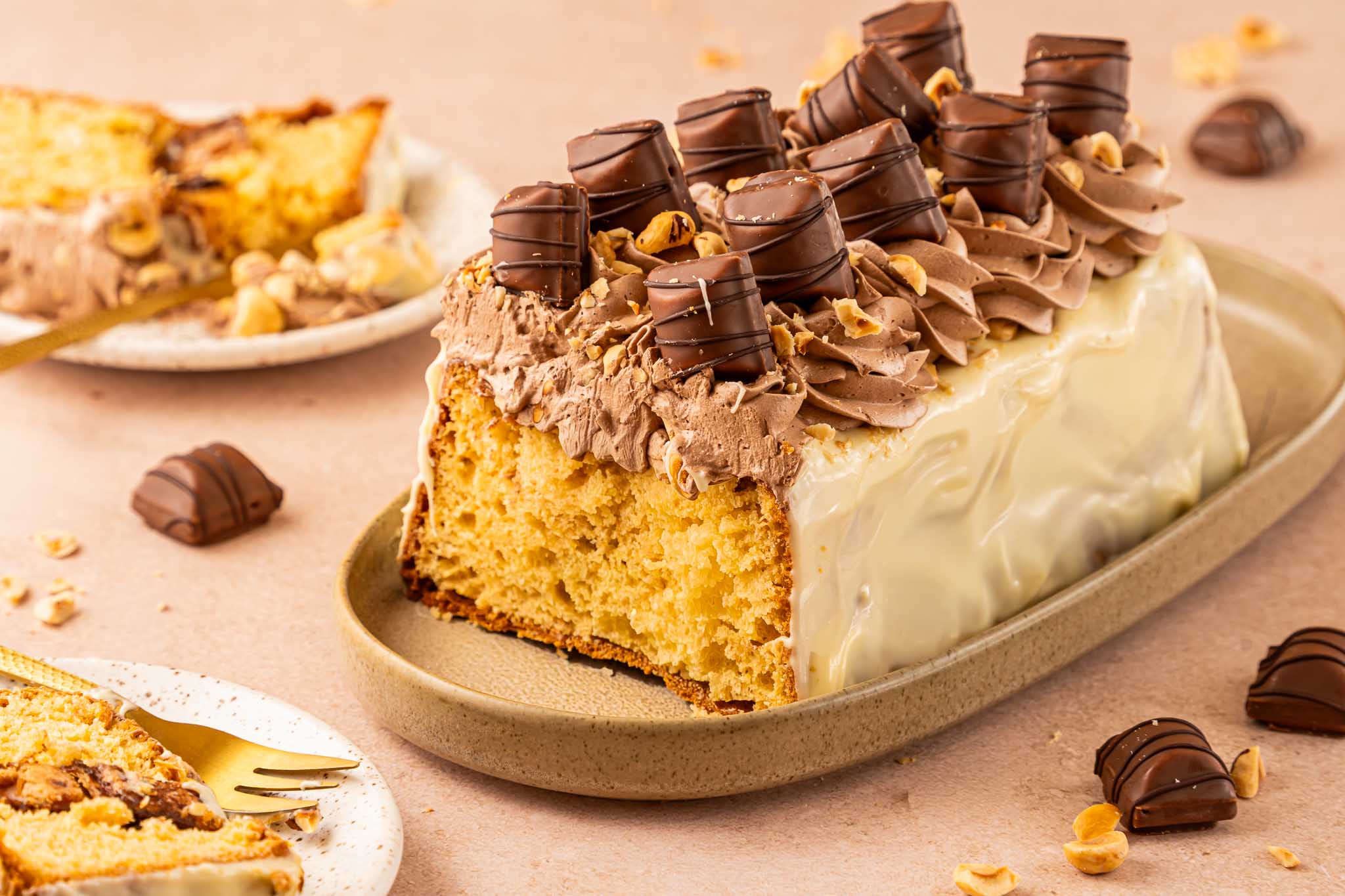 Kinder Bueno kwarkcake met witte chocoladecoating, chocoladeganache, mini Kinder Bueno's en gehakte hazelnoten.