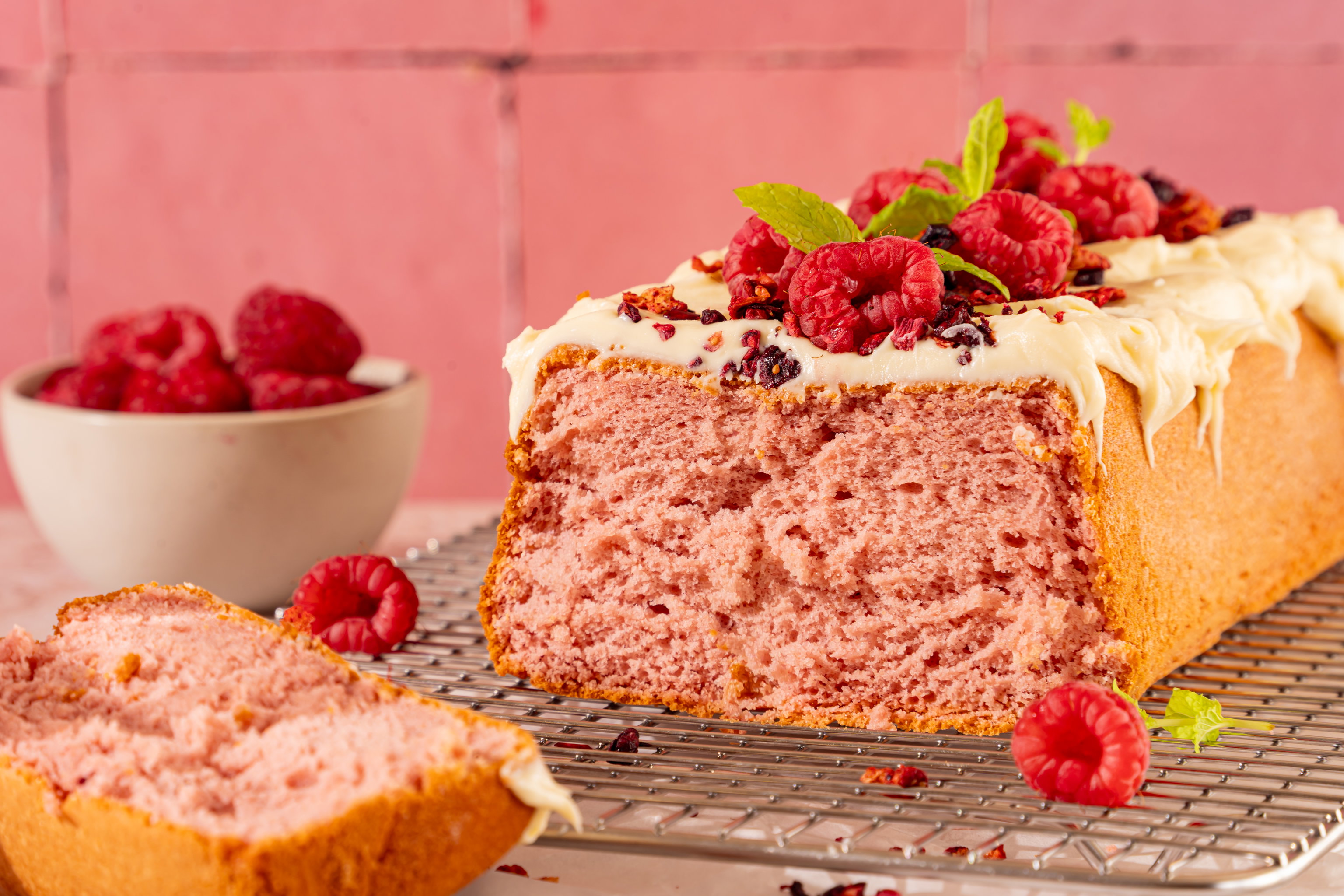 Smeuïge witte chocolade frambozen kwarkcake met witte chocoladetopping, verse frambozen, gevriesdroogde frambozen en munt.
