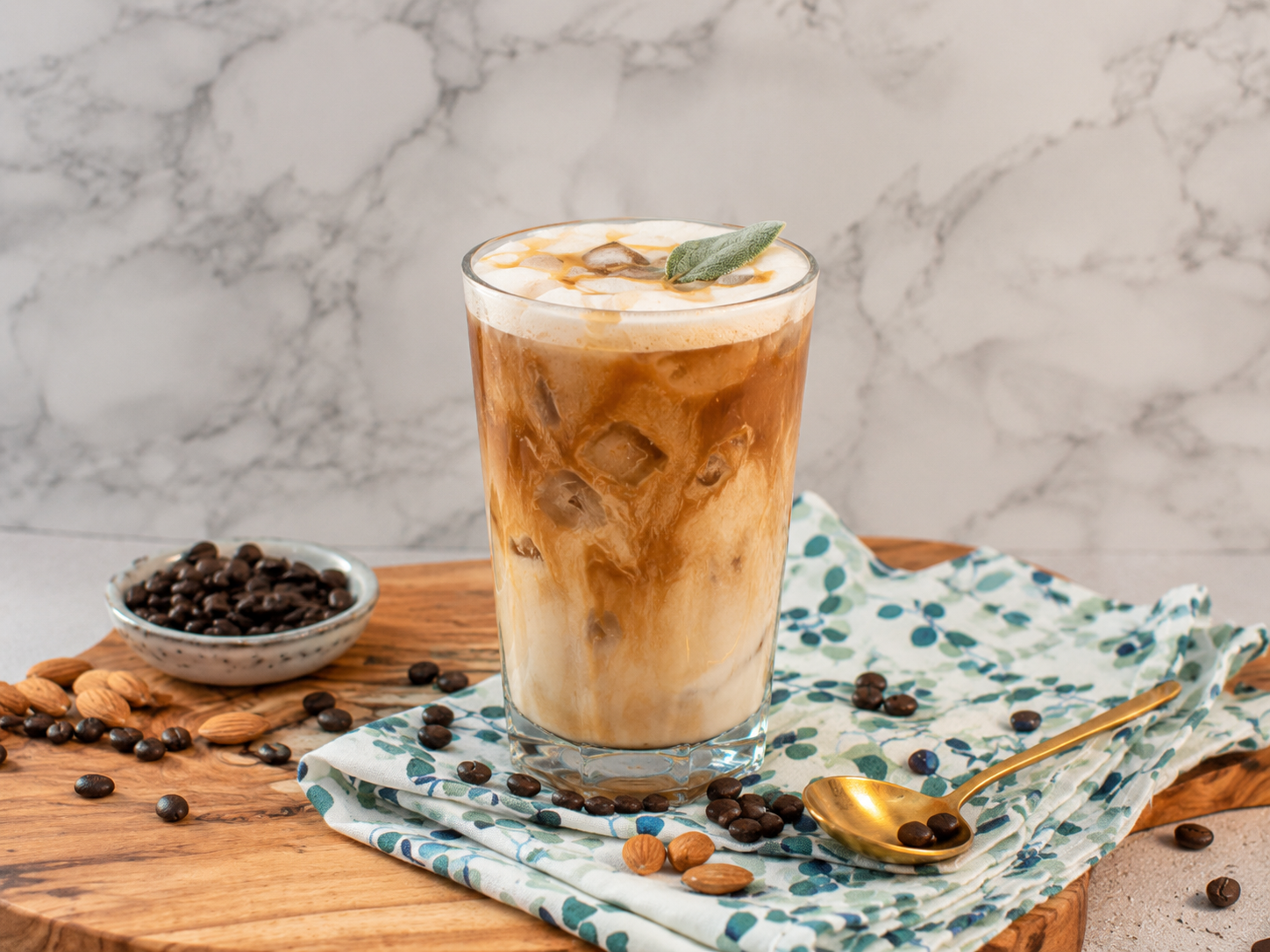 Iced salted maple & almond sage latte met Alpro Barista Almond, espresso, maple syrup en verse salie.