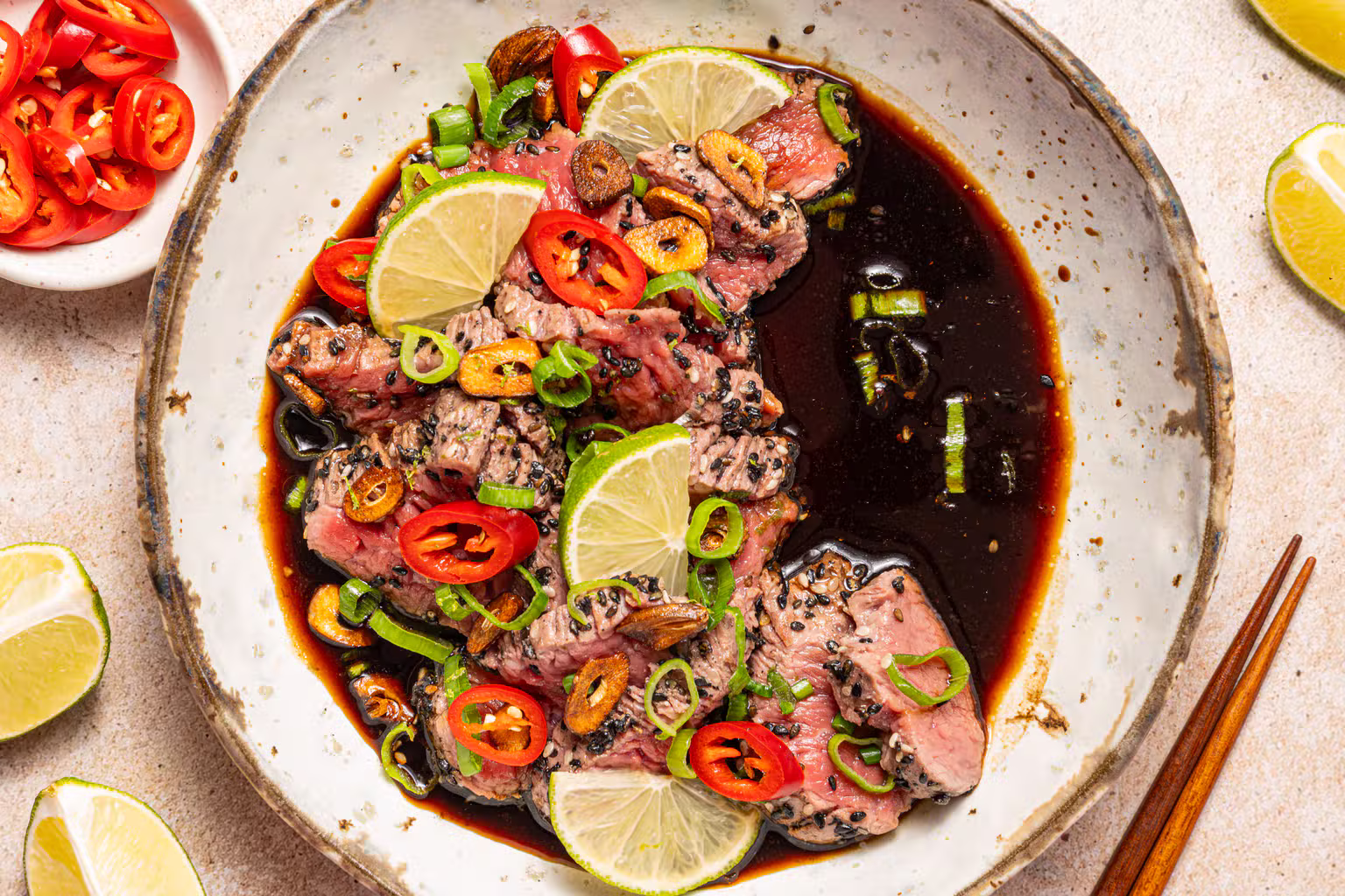 Beef tataki met crispy knoflook en yuzu ponzu