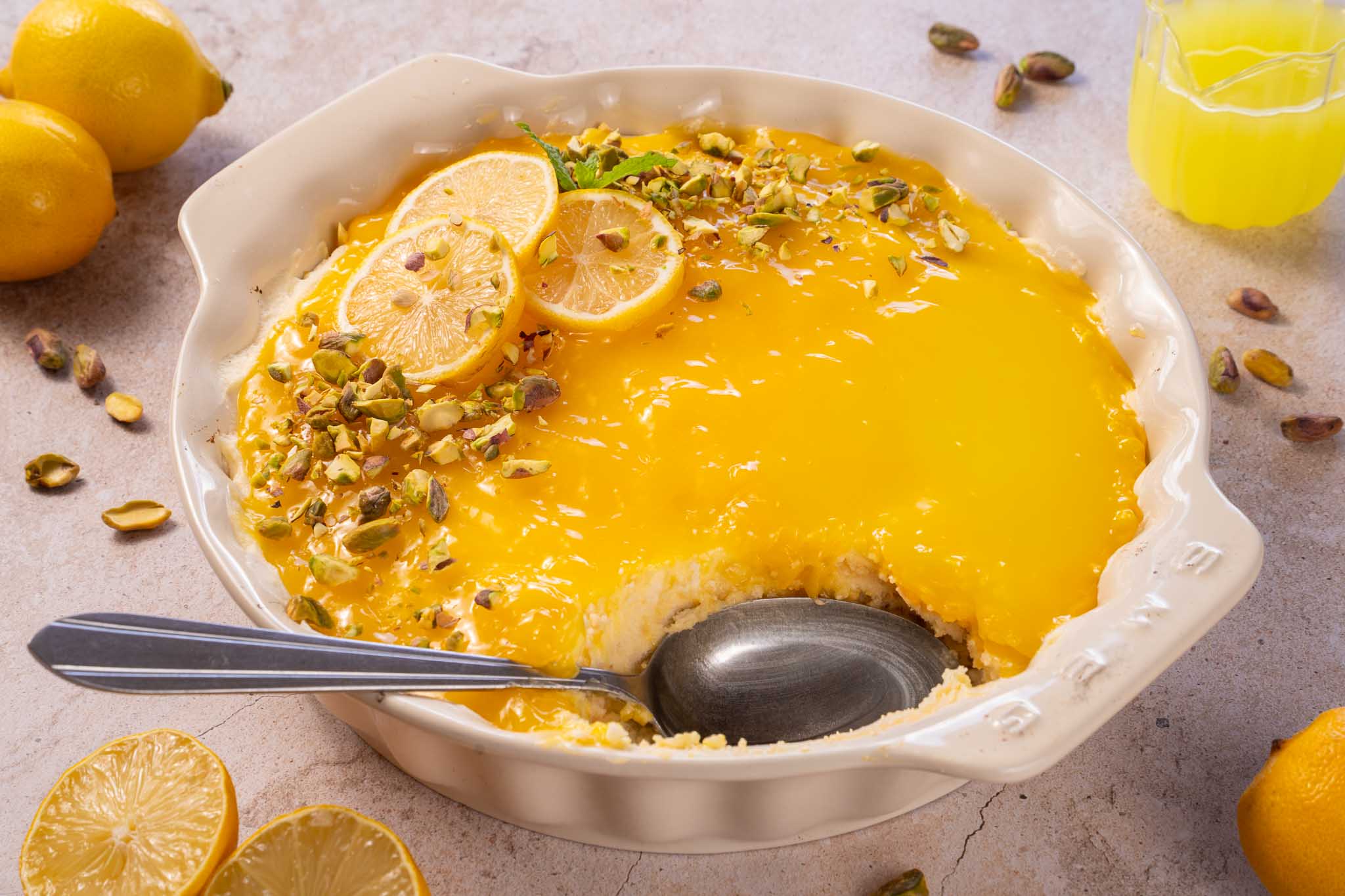 Limoncello tiramisu met lagen mascarpone, lemon curd, pistachenoten en verse munt.