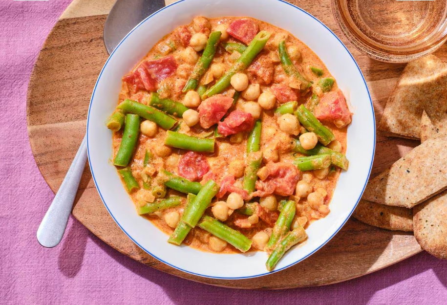 Kom met kikkererwtencurry met knoflooknaan
