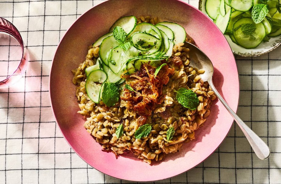Kom met orzo, linzen, ui en komkommer