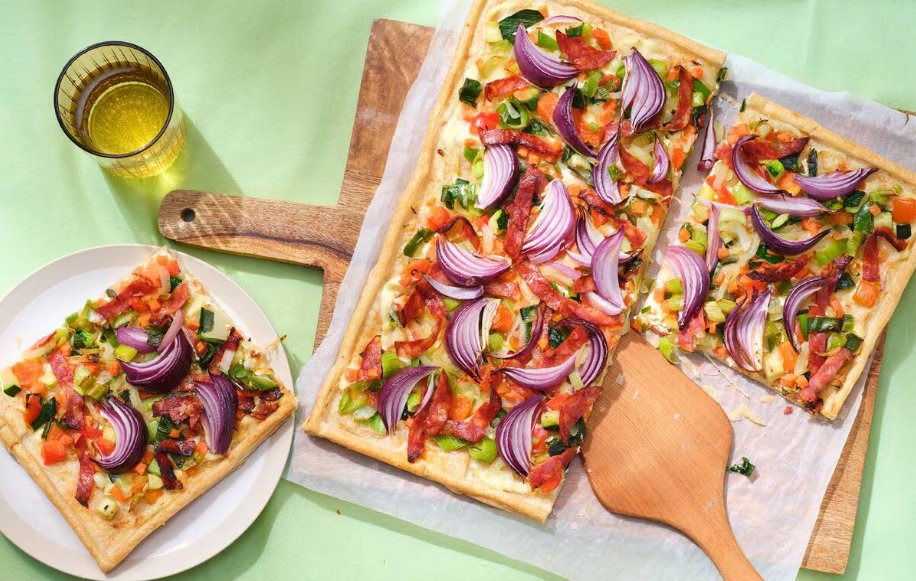 Plaattaart met chorizo, rode ui, groenten en olijfolie
