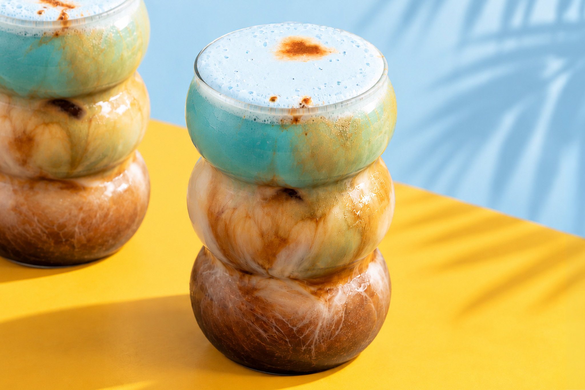 Blue coconut latte met espresso, kokosmelk, vanillesiroop, blauwe spirulina en ijs.