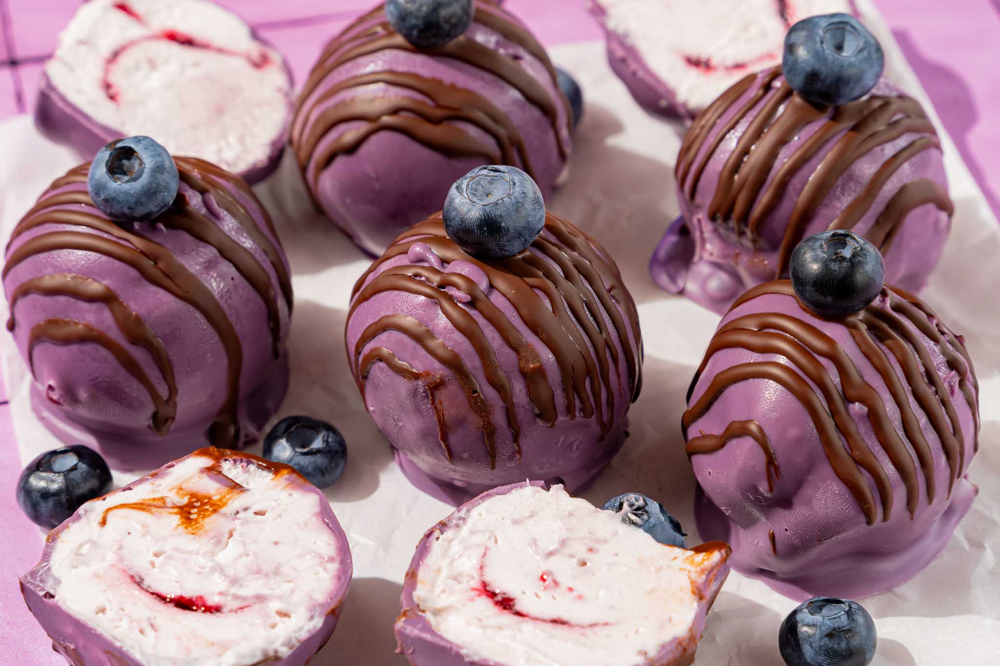 Blueberry cheesecake balls met paarse witte chocolade, bosvruchtenjam, pure chocolade en verse blauwe bessen