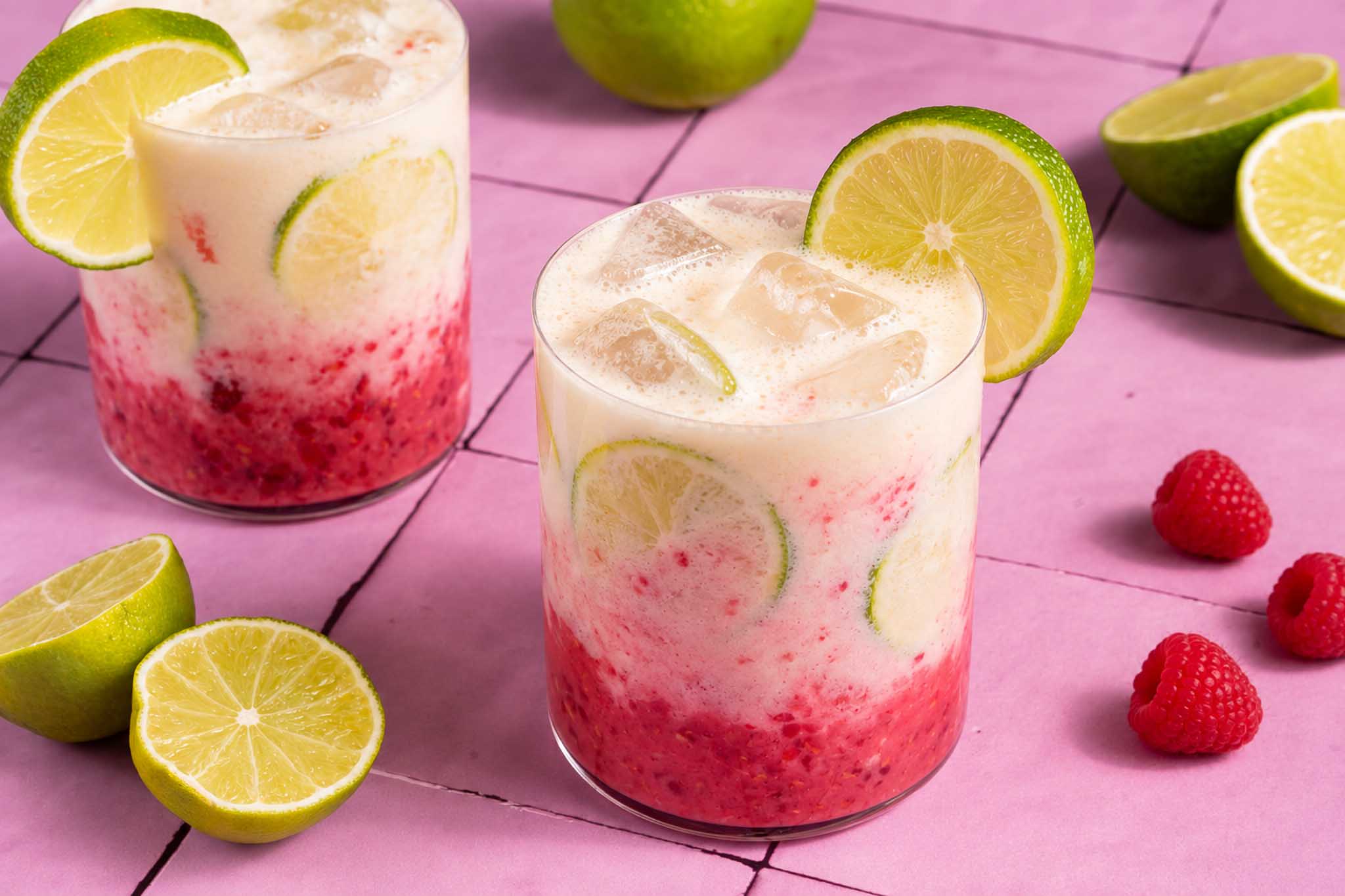 Brazilian raspberry lemonade met limoen, gecondenseerde melk, verse frambozen en ijs.