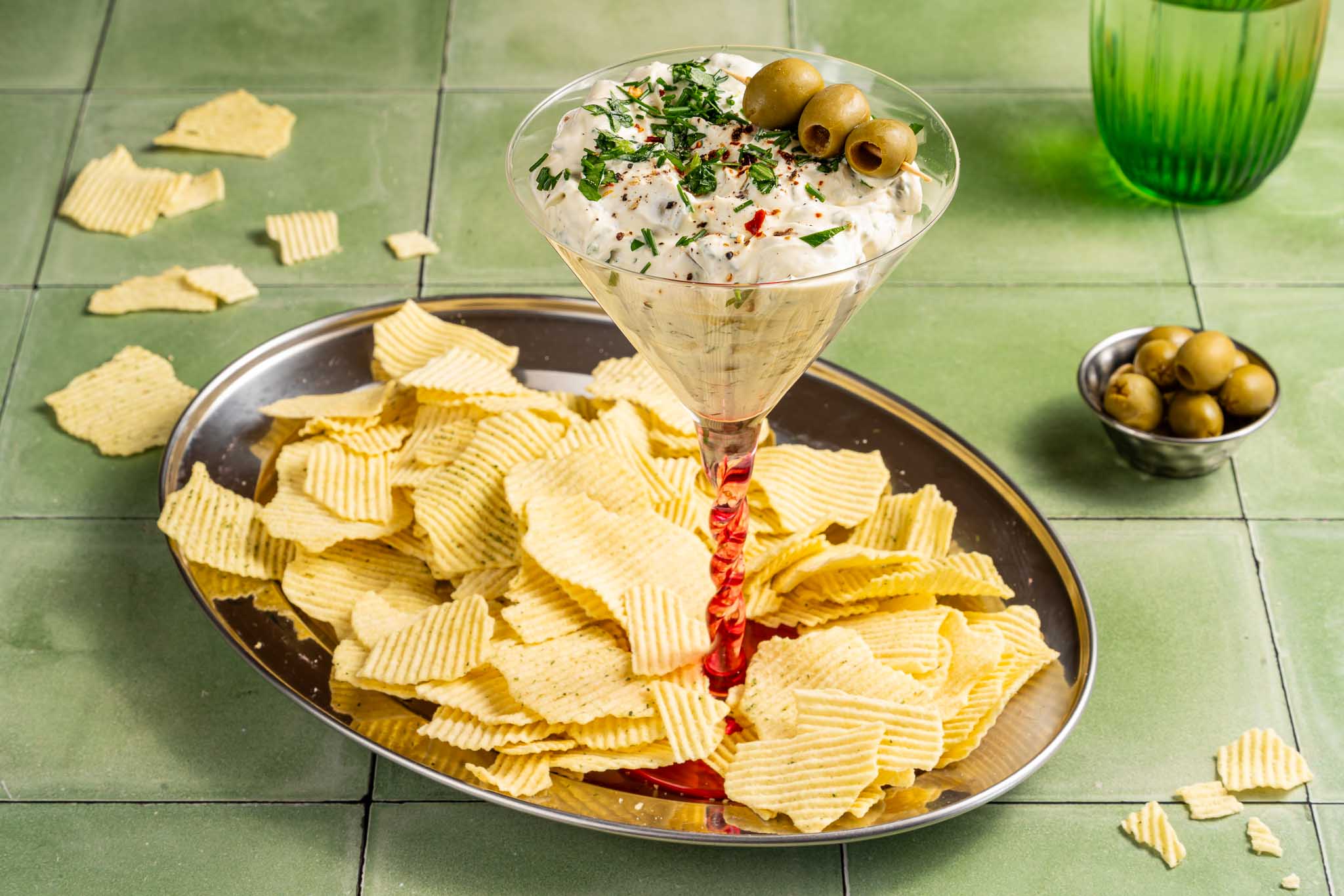 dirty martini borreldip met sour cream & onion chips