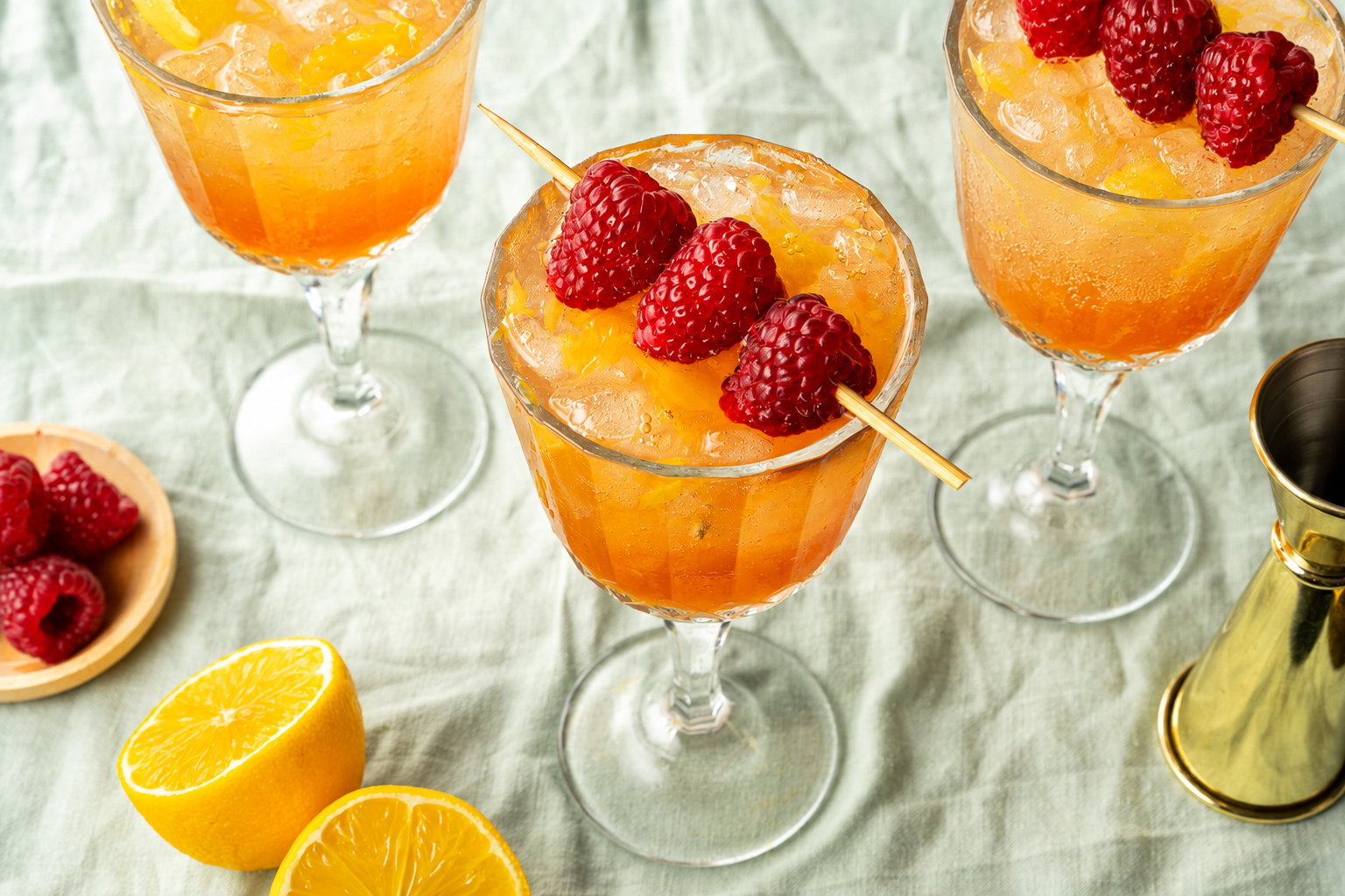 Ginger With A Kick And A Slice, een krachtige mocktail met Royal Club Ginger Ale, geserveerd met ijs en een schijfje citrus.