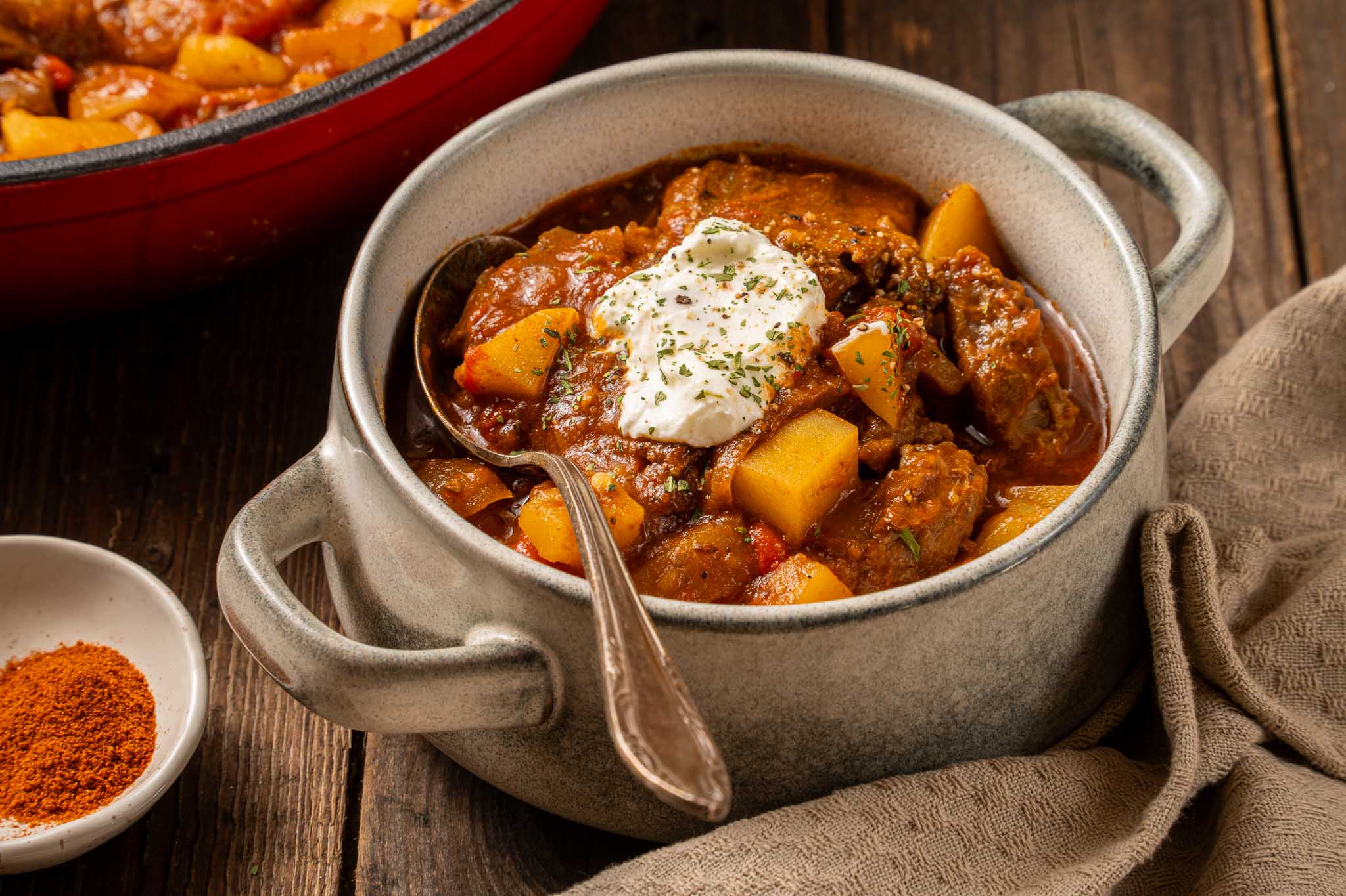 Hongaarse goulash met zacht sukadevlees, rode paprika, aardappel, zure room en verse peterselie.