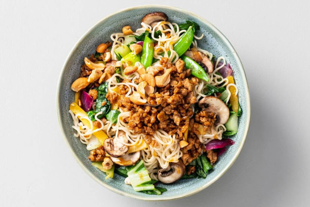 noedels met wokgroente en wokreepjes teriyaki 1000x667