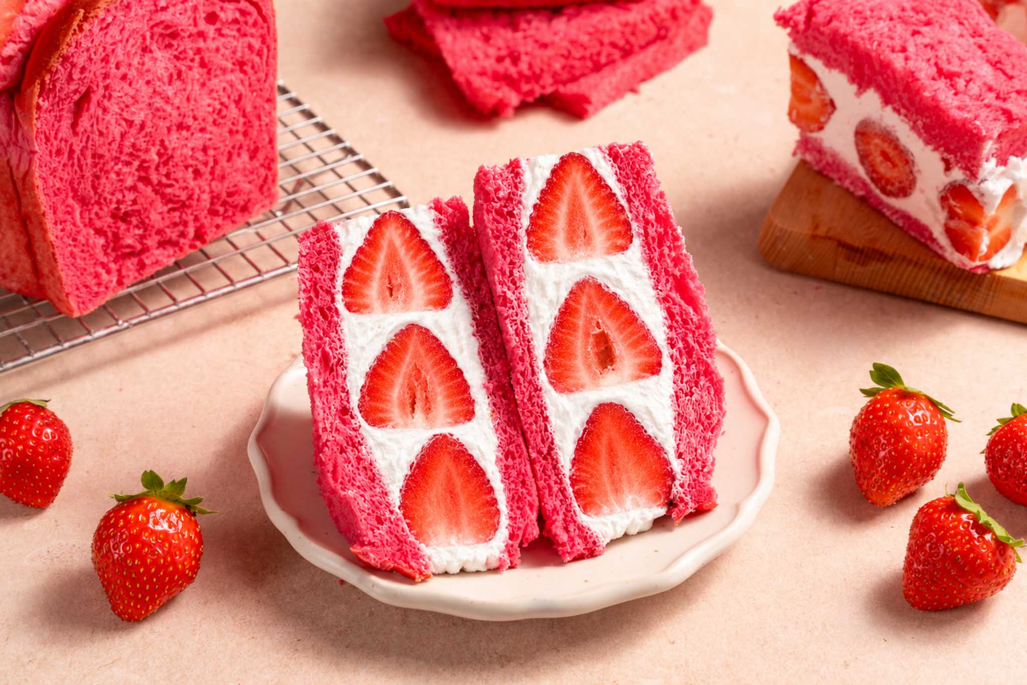 pink japanese milkbread fruit sando met aardbei