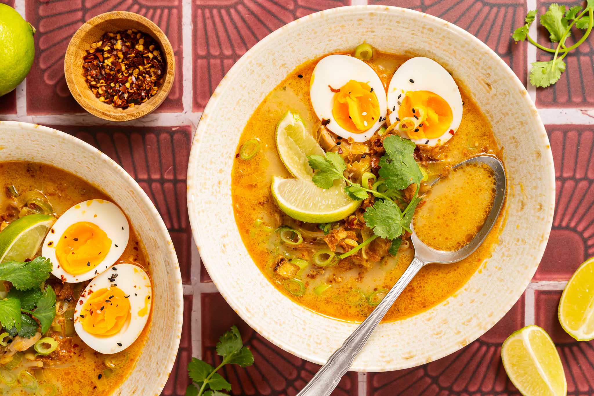 Indonesische soto soep met kip, rijstvermicelli, ei, taugé, bosui, koriander en gebakken uitjes.