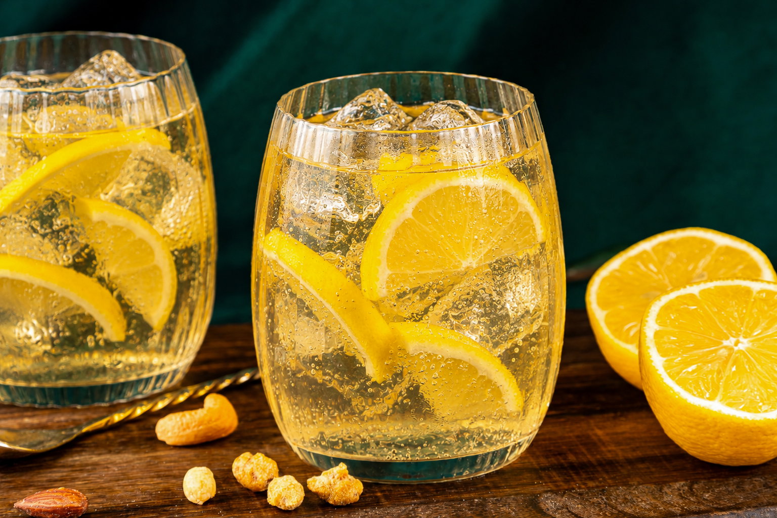Whisky Ginger Ale cocktail met Royal Club Ginger Ale, whisky, ijs en een schijfje citroen.