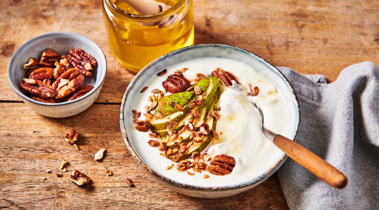 Ontbijt-met-yoghurt-pecannoten-en-peer.